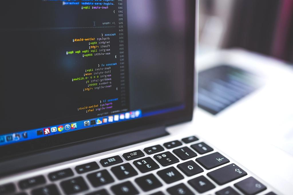 Ilustracja bloga technologicznego z komputerem i notatnikiem